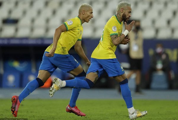 帕奎塔：内马尔送我一台电脑，从此游戏比踢球更紧张！