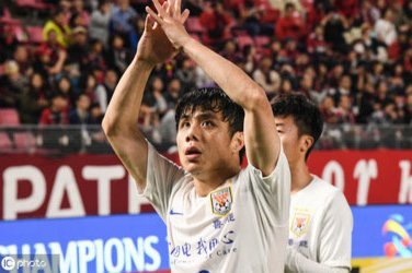 山东泰山3-3战平武汉三镇，赛后谢场时球迷表达不满