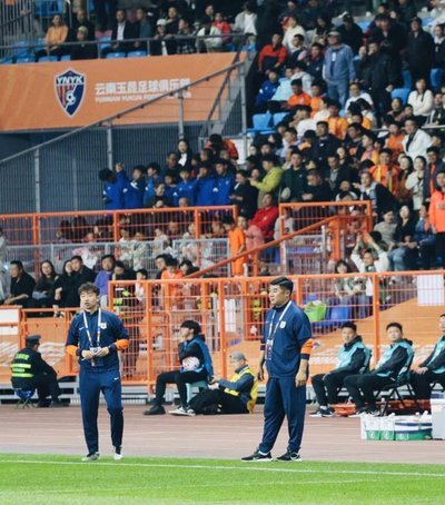 山东泰山3-3战平武汉三镇，赛后谢场时球迷表达不满