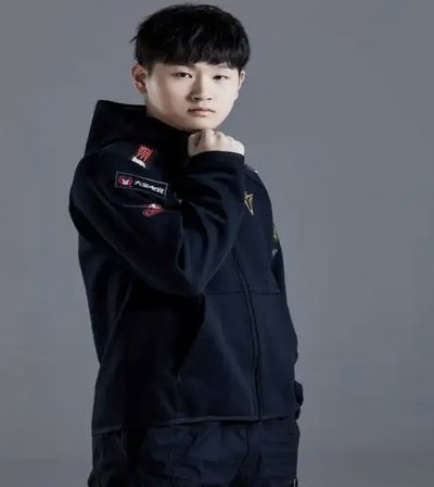 14岁足球少年李昊炎签约拉玛西亚，创中国足球新历史