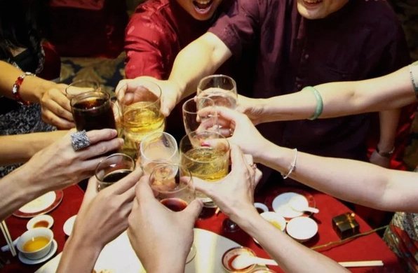 12岁少年学敬酒礼仪