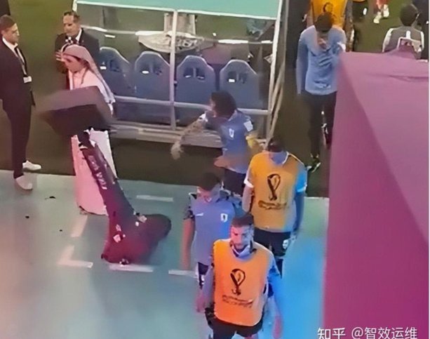 VAR回看角球：不是点球